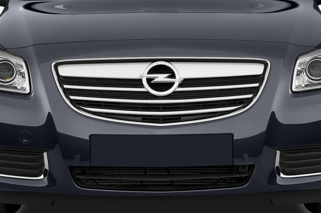 Opel Insignia (Baujahr 2011) Sport 5 Türen Kühlergrill und Scheinwerfer