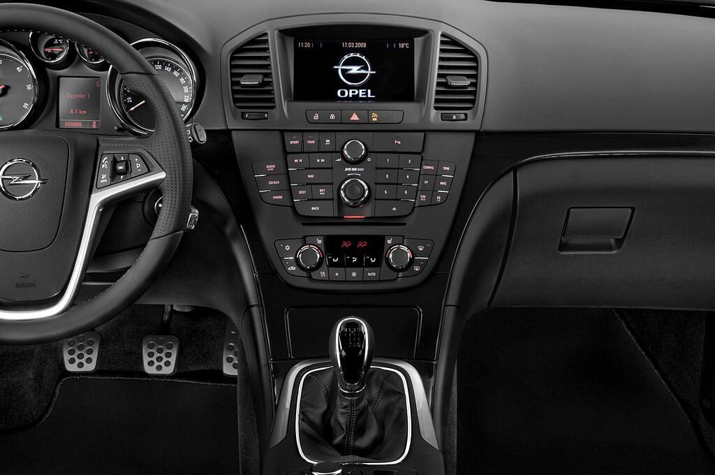 Opel Insignia (Baujahr 2011) Sport 5 Türen Mittelkonsole