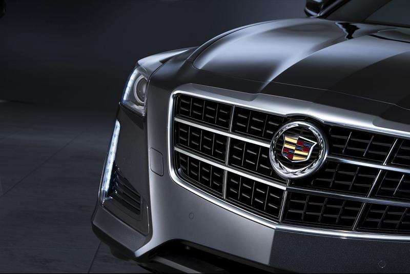 Der Kühlergrill trägt das Cadillac-Wappen