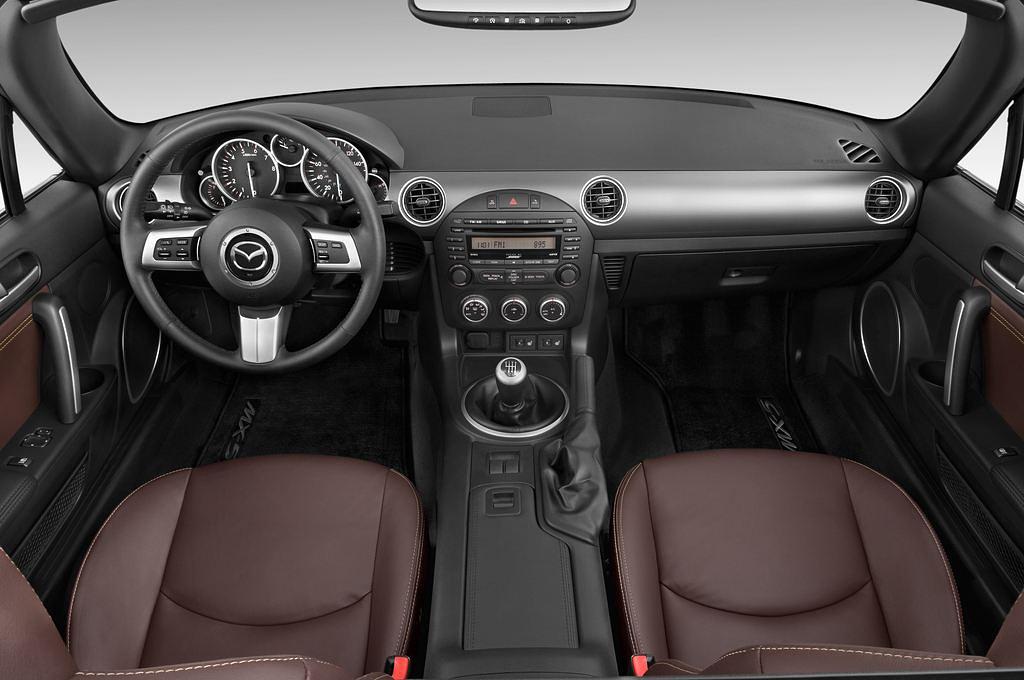 Mazda MX-5 (Baujahr 2010) - 2 Türen Cockpit und Innenraum