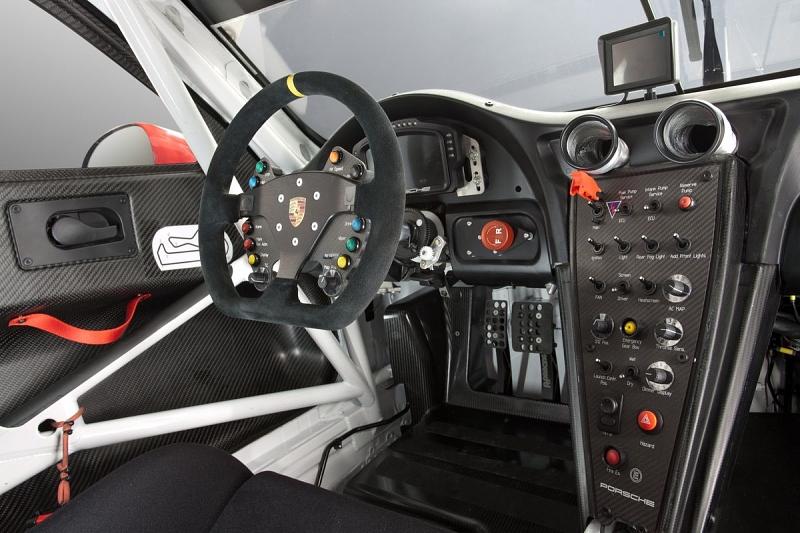 Das Cocckpit des Porsche 911 RSR besteht hauptsächlich aus Carbon
