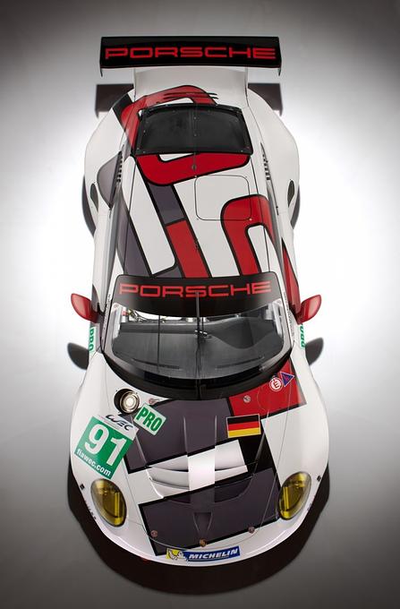 Das \"50 Jahre 911 Logo\" ziert den Porsche 911 RSR