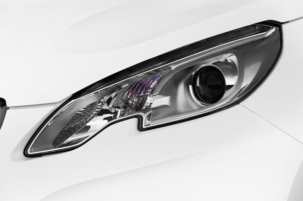 Peugeot 2008 (Baujahr 2013) Active 5 Türen Scheinwerfer