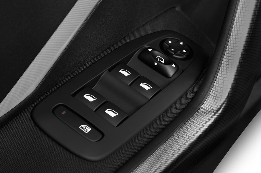 Peugeot 2008 (Baujahr 2017) Allure 5 Türen Bedienungselemente Tür