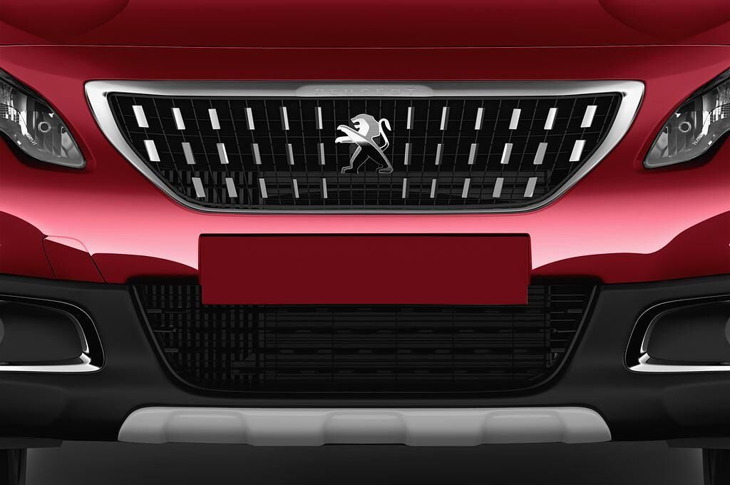 Peugeot 2008 (Baujahr 2017) Allure 5 Türen Kühlergrill und Scheinwerfer