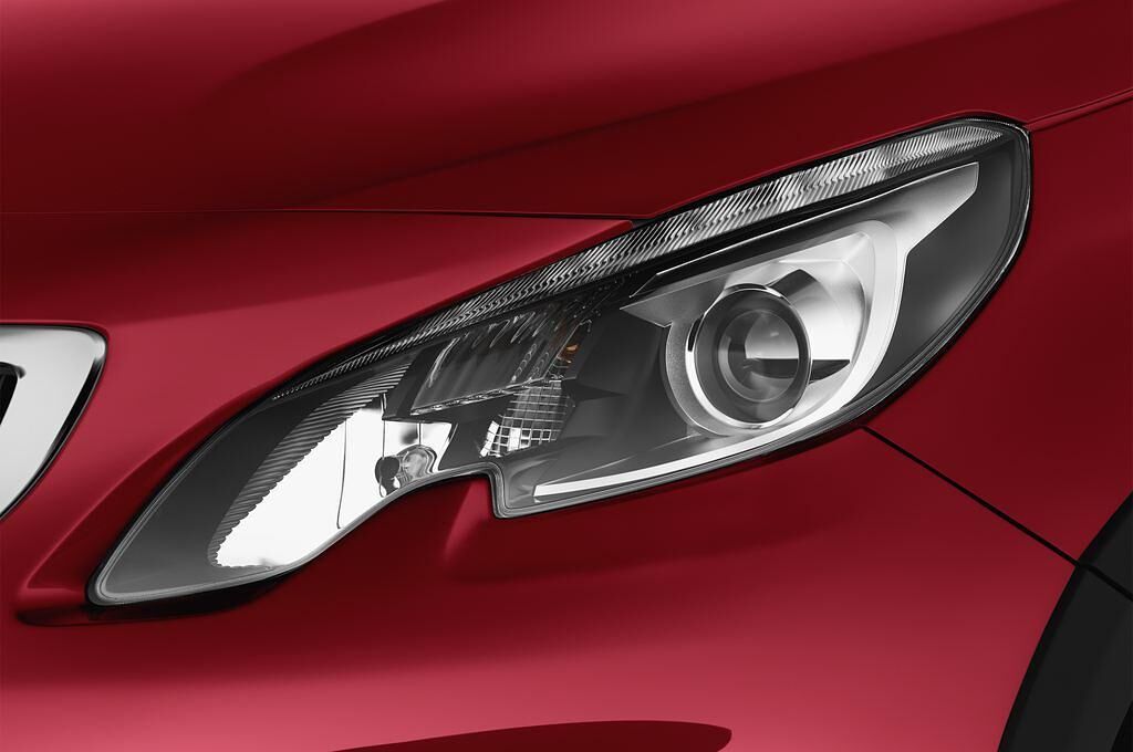 Peugeot 2008 (Baujahr 2017) Allure 5 Türen Scheinwerfer