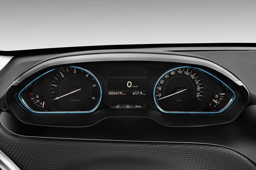 Peugeot 2008 (Baujahr 2017) Allure 5 Türen Tacho und Fahrerinstrumente