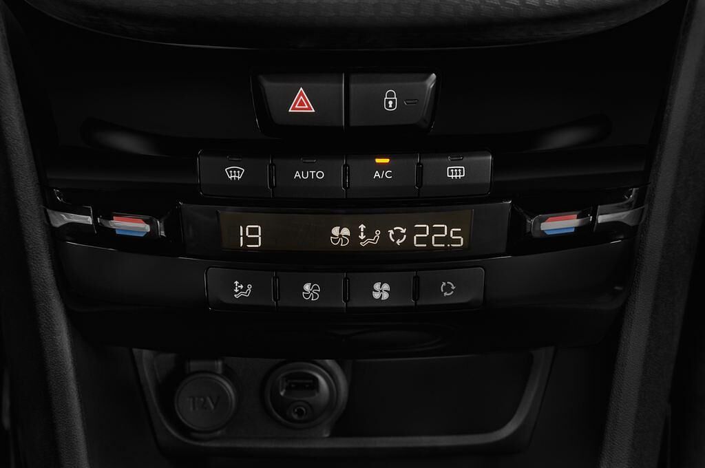 Peugeot 2008 (Baujahr 2017) Allure 5 Türen Temperatur und Klimaanlage