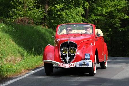 Bis in die 50er Jahre waren die Scheinwerfer hinter dem Kühlergrill versteckt - Peugeot Oldtimertreffen Koblenz 2012