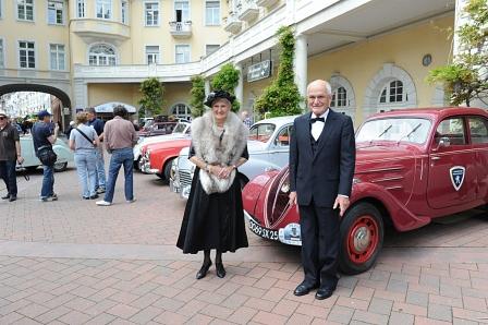 Klassisch gekleidet beim Peugeot Oldtimertreffen Koblenz 2012