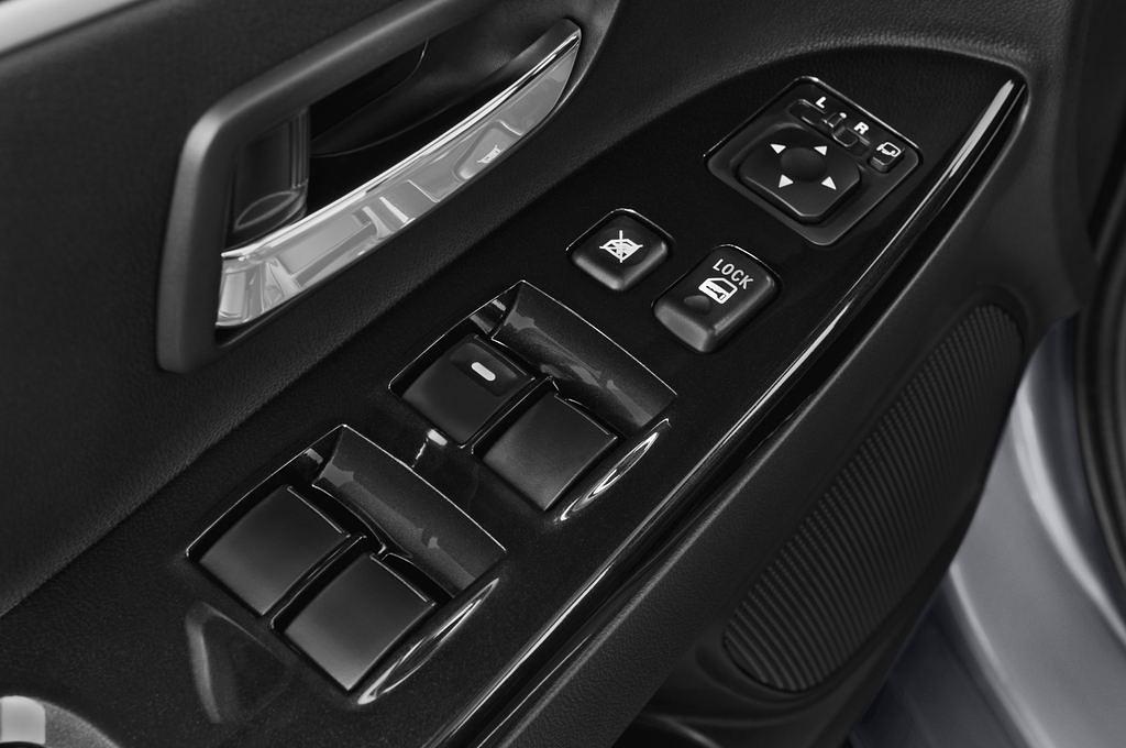 Peugeot 4008 (Baujahr 2012) Allure 5 Türen Bedienungselemente Tür