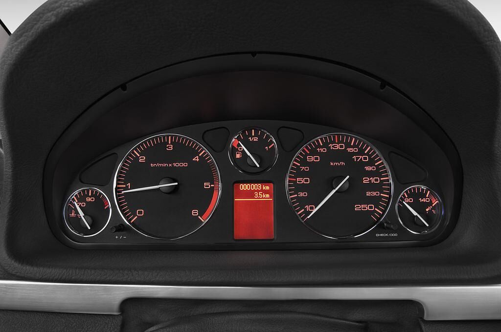 Peugeot 407 (Baujahr 2010) - 4 Türen Tacho und Fahrerinstrumente