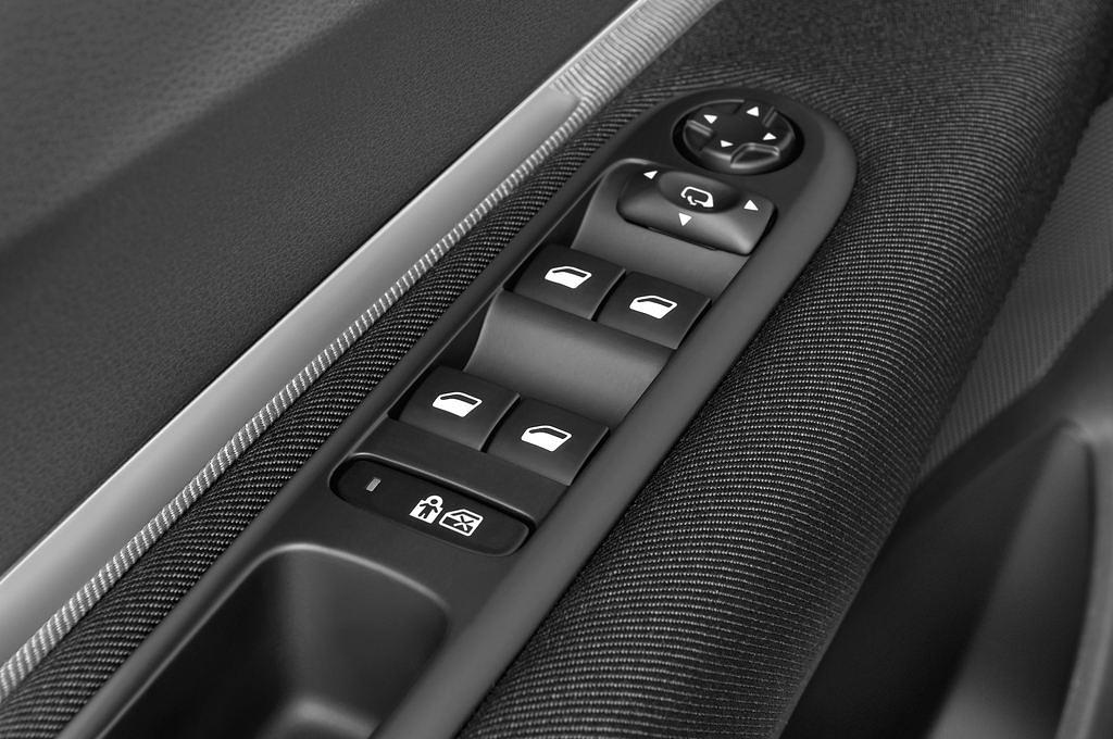 Peugeot 5008 (Baujahr 2010) Premium 5 Türen Bedienungselemente Tür