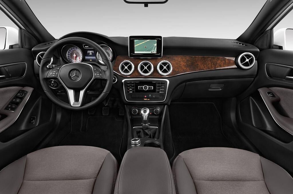 Mercedes GLA (Baujahr 2014) STYLE 5 Türen Cockpit und Innenraum