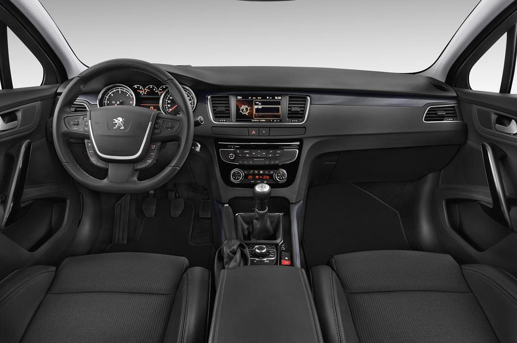 Peugeot 508 (Baujahr 2012) Allure 4 Türen Cockpit und Innenraum