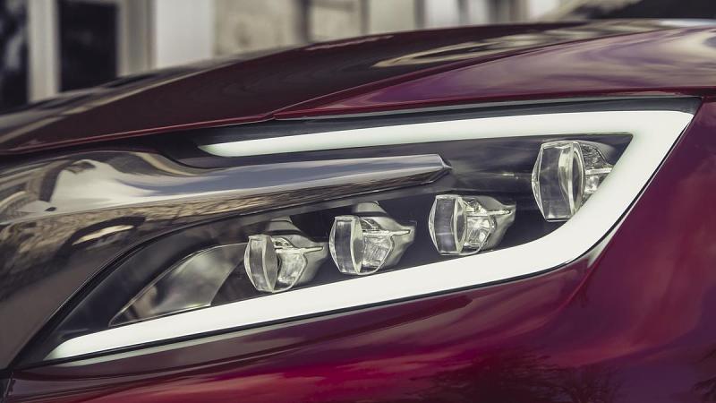 Die LED-Scheinwerfer der Studie Citroen DS Wild Rubis bestehen aus jeweils drei beweglichen Leuchtmodulen
