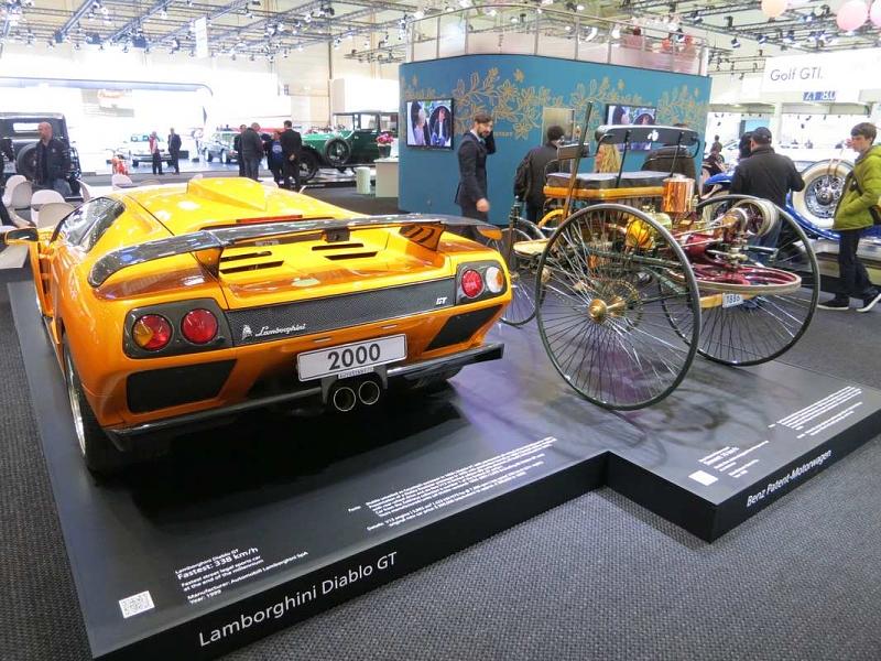 Benz Patent-Motorwagen (rechts) und Lambhorghini Diablo GT (links).