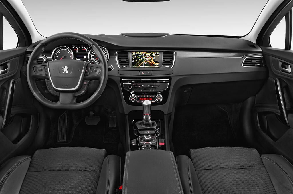 Peugeot 508 (Baujahr 2012) Allure 4 Türen Cockpit und Innenraum