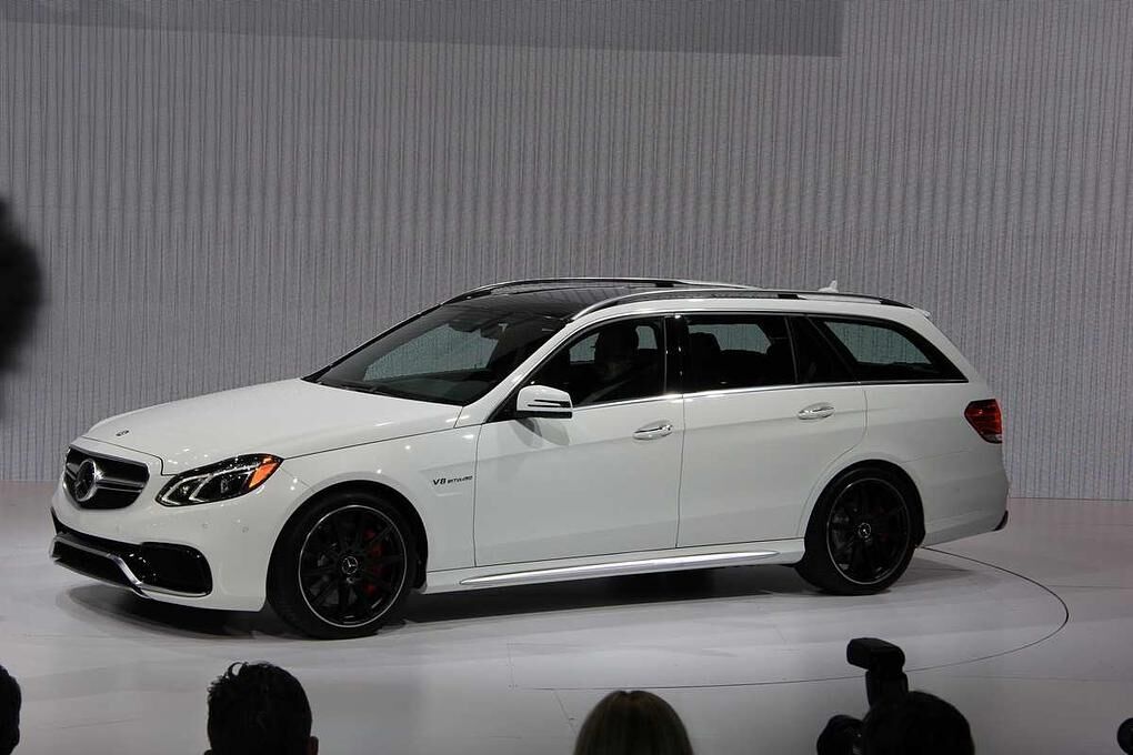 Das Mercedes E 63 AMG S T-Modell kostet 121.023 Euro. In den 585 PS starken Sportler passen 659 bis 1.950 Liter Gepäck.