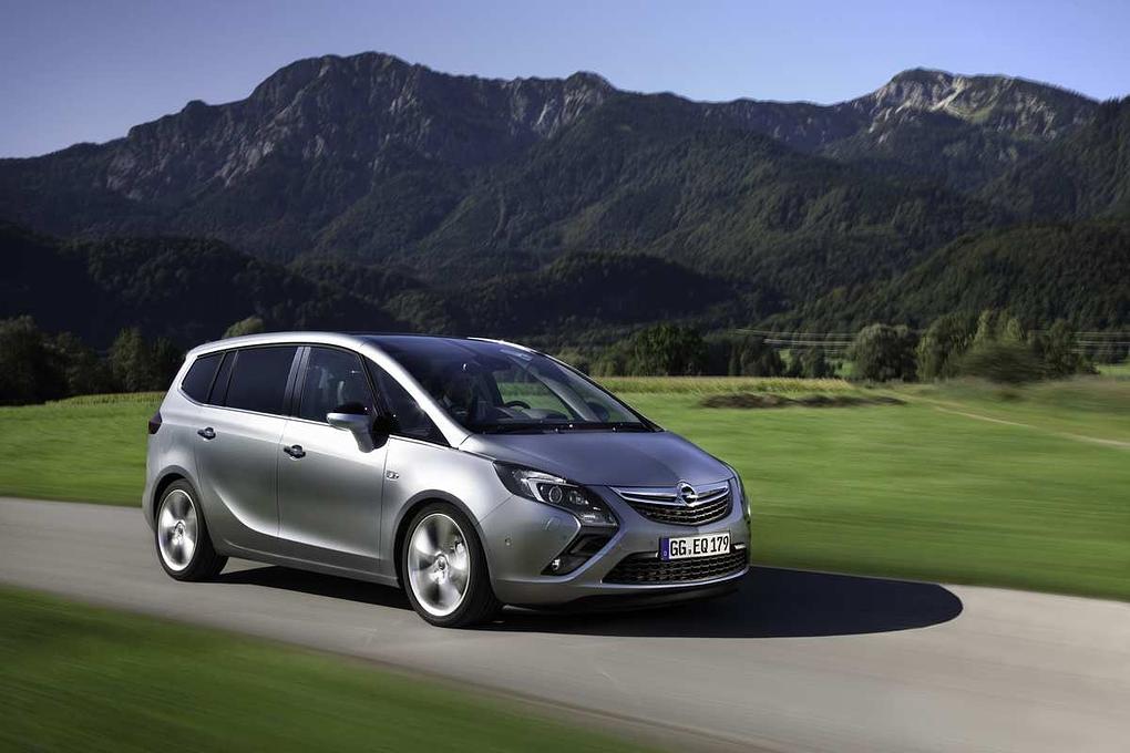 Mit fünf oder mit sieben Sitzen ist der Opel Zafira Tourer BiTurbo erhältlich.