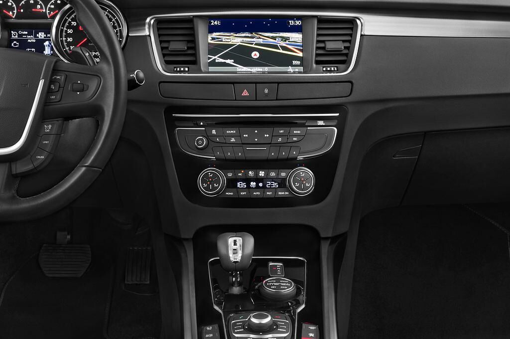 Peugeot 508 (Baujahr 2012) RXH 5 Türen Mittelkonsole