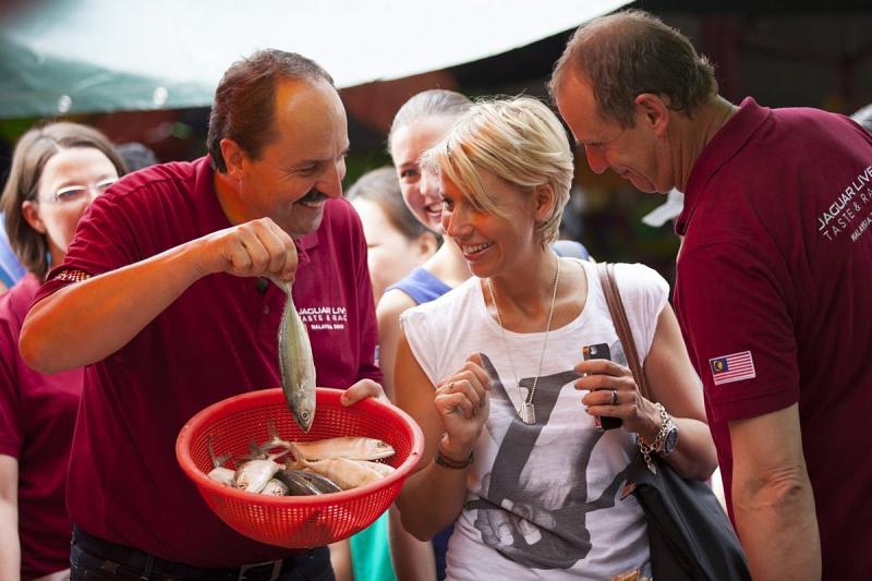 Johann Lafer auf dem Markt in Kuala Lumpur bei Jaguar Taste and Race