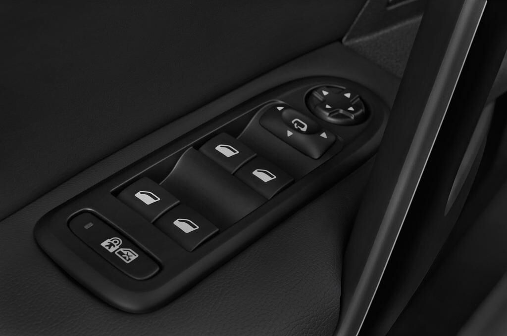 Peugeot 508 (Baujahr 2015) Allure 5 Türen Bedienungselemente Tür