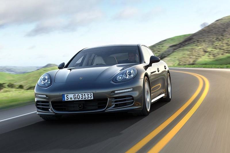 Vorne fallen bein Porsche Panamera LED-Scheinwerfer und breitere Lufteinlässe auf