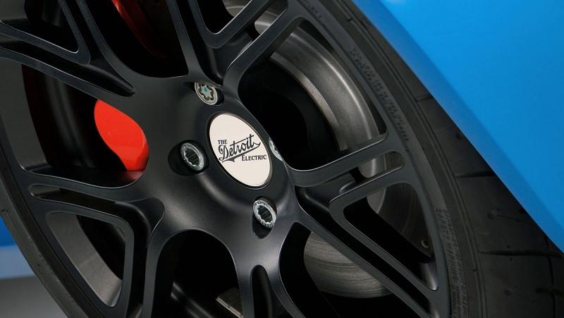 Das Fahrwerk des Detroit Electric SP:01 ist auf das E-Mobil abgestimmt