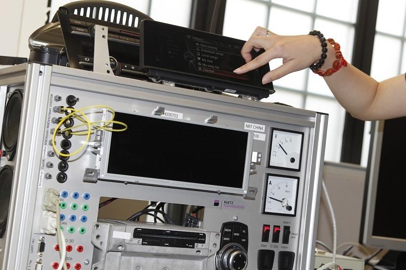 Die Apperaturen zum Testen der Apps im BMW Connected Drive Lab Shanghai