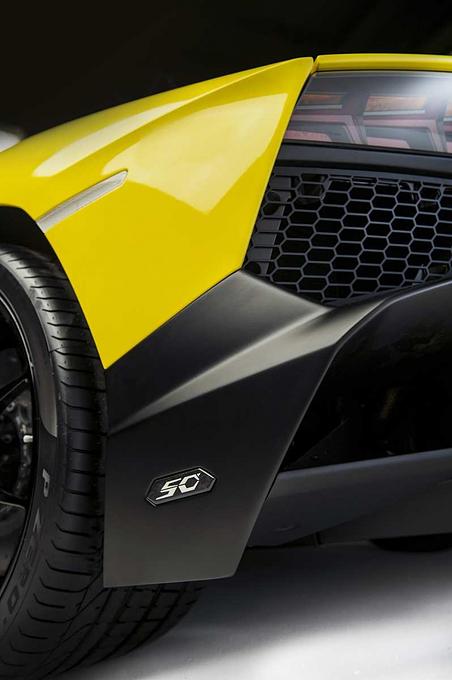 Das 50-Jahre-Lamborghini-Emblem an der Heckschürze.