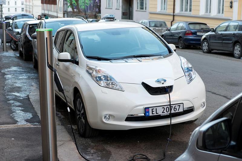Nissan Leaf an der Ladestation