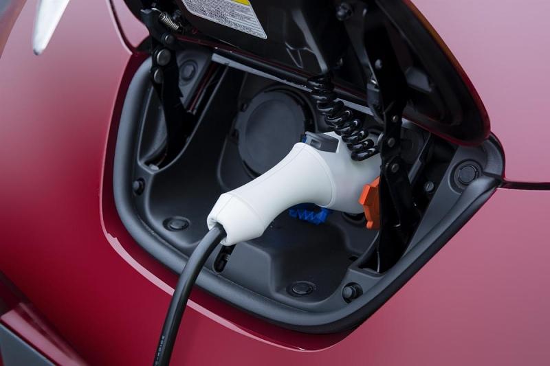 Nissan Leaf: Die Ladesteckdose im Bug ist jetzt beleuchtet
