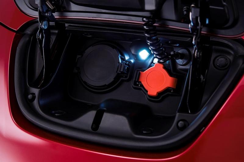 Nissan Leaf: Die Ladesteckdose im Bug