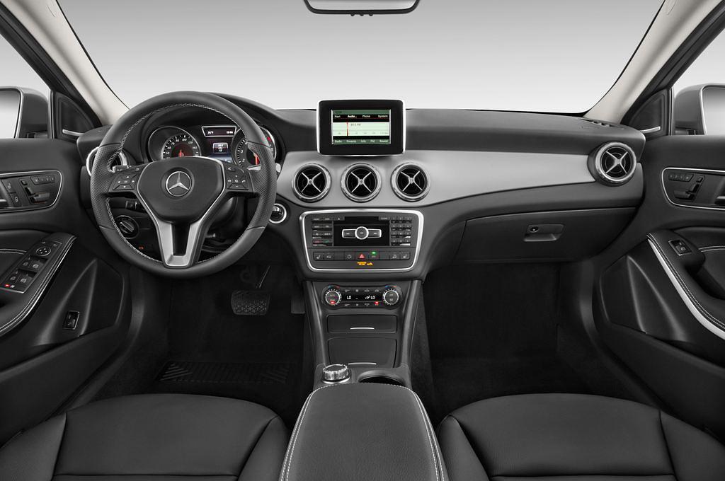 Mercedes GLA (Baujahr 2016) Urban 5 Türen Cockpit und Innenraum