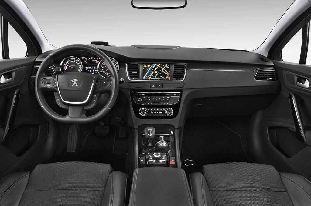 Peugeot 508 Hybrid4 (Baujahr 2013) Hybrid4 4 Türen Cockpit und Innenraum