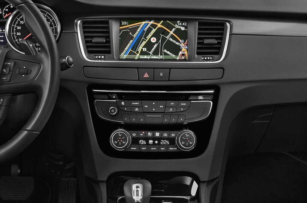Peugeot 508 Hybrid4 (Baujahr 2013) Hybrid4 4 Türen Mittelkonsole