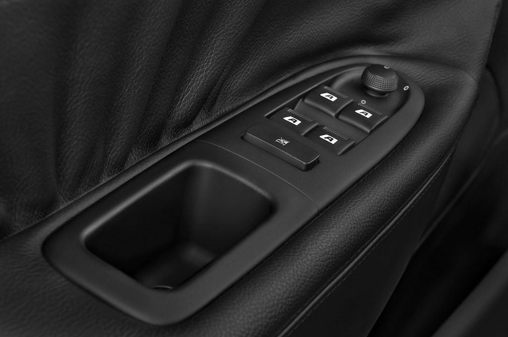 Peugeot 607 (Baujahr 2010) Platinum 4 Türen Bedienungselemente Tür