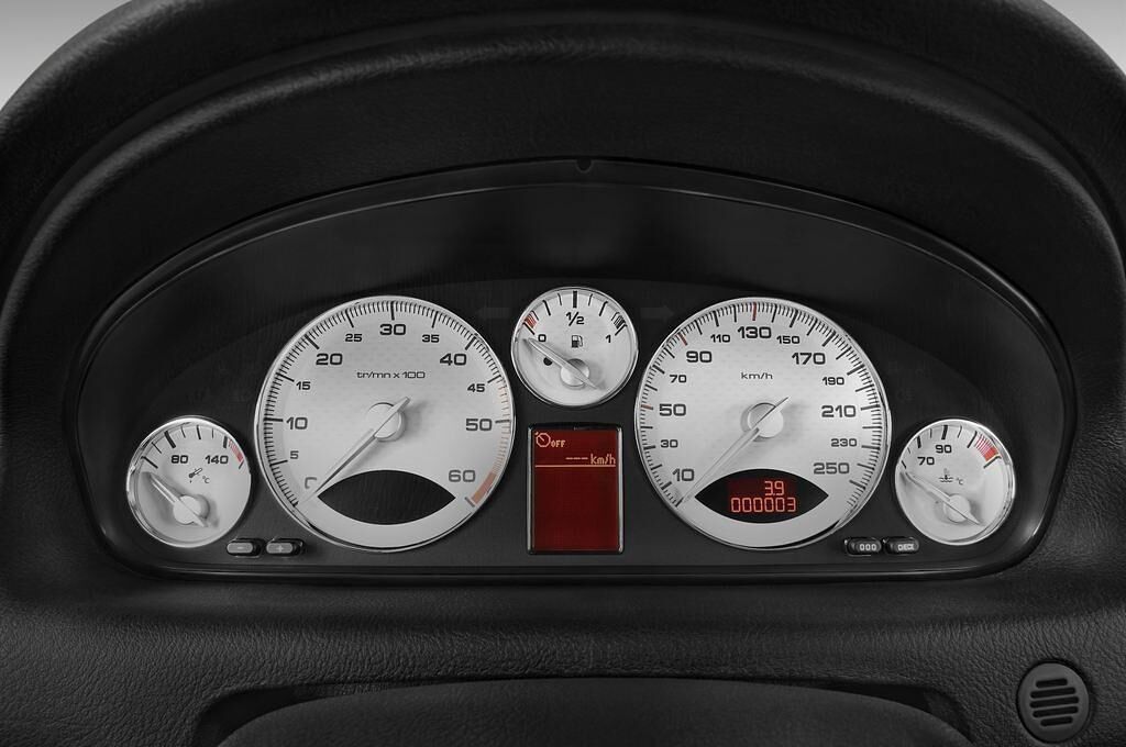 Peugeot 607 (Baujahr 2010) Platinum 4 Türen Tacho und Fahrerinstrumente