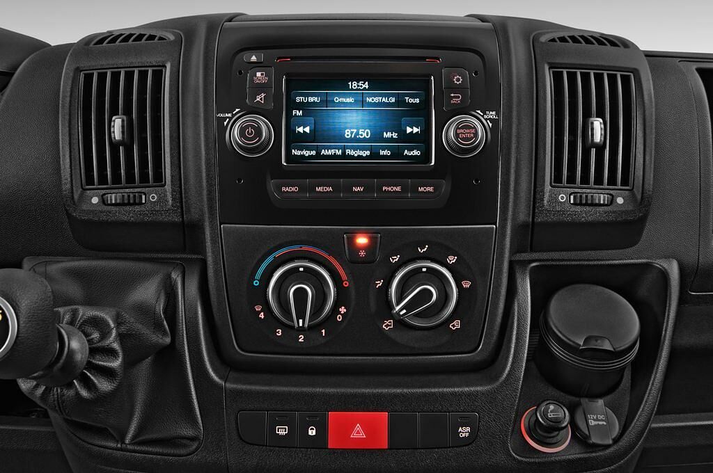 Peugeot Boxer (Baujahr 2015) 435 L4H2 2.2Hdi Komfort 4 Türen Mittelkonsole