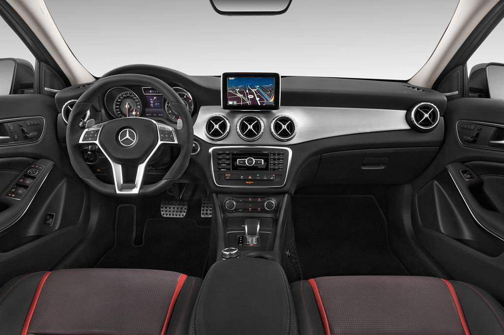 Mercedes GLA (Baujahr 2015) AMG 5 Türen Cockpit und Innenraum