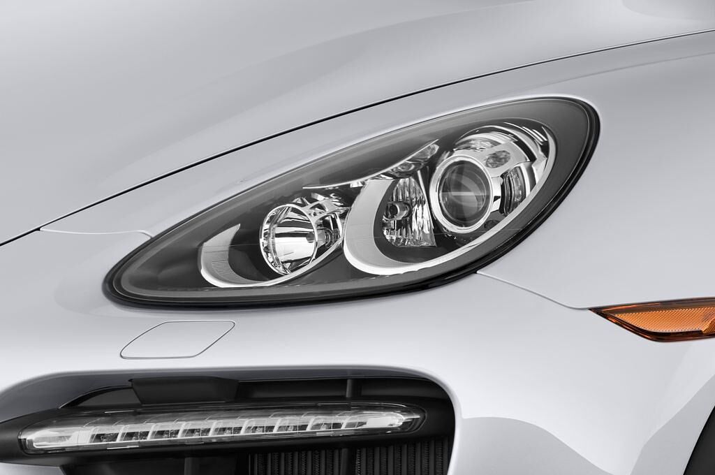 Porsche Cayenne (Baujahr 2011) Turbo 5 Türen Scheinwerfer