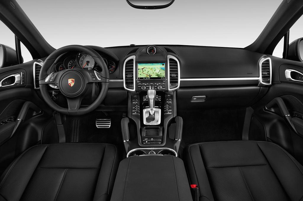 Porsche Cayenne (Baujahr 2014) 3.0 S HYBRID TIPTRONIC 5 Türen Cockpit und Innenraum