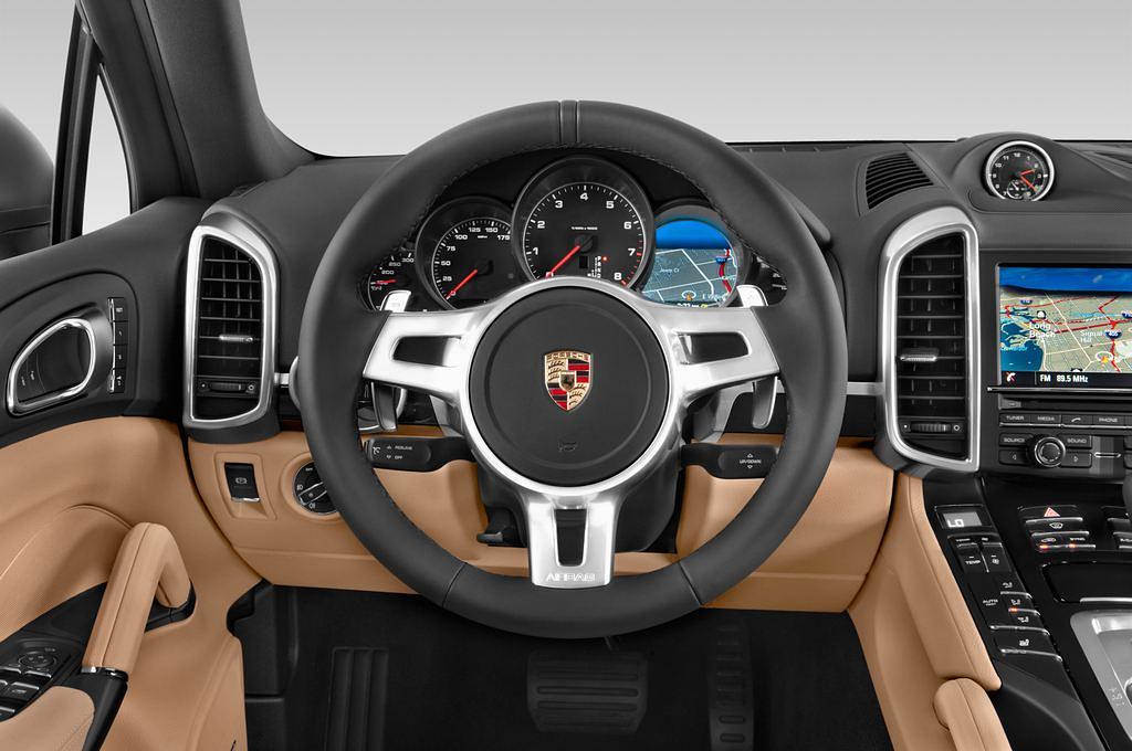 Porsche Cayenne (Baujahr 2015) 4WD AT 5 Türen Lenkrad