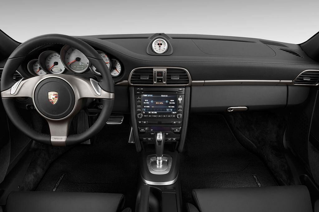 Porsche 911 (Baujahr 2010) Carrera 4S Coupe 2 Türen Cockpit und Innenraum