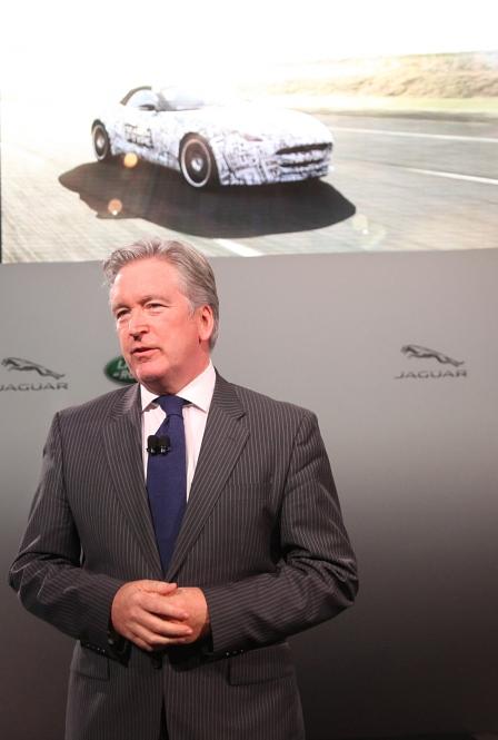 Adrian Hallmark vor dem Jaguar F-Type
