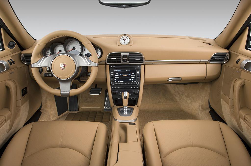 Porsche 911 (Baujahr 2010) Carrera S 2 Türen Cockpit und Innenraum