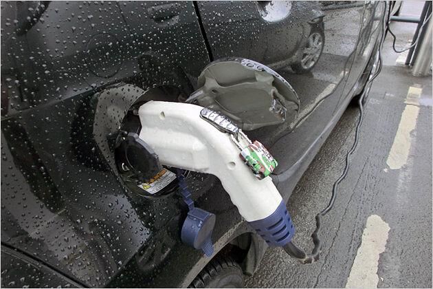 Viele Elektroautofahrer sichern den Ladestecker mit einem Vorhängeschloss gegen unbefugtes Herausziehen