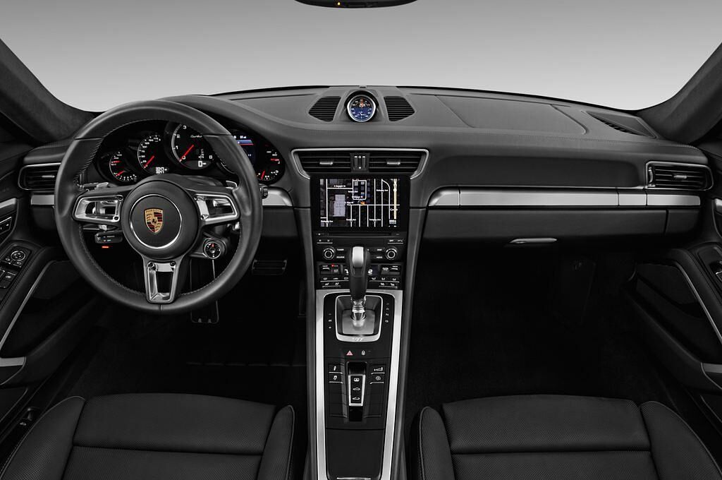 Porsche 911 (Baujahr 2017) Turbo 2 Türen Cockpit und Innenraum