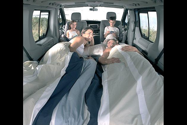 Zwei Personen bietet die ausklappbare Liegefläche ein ordentliches Bett